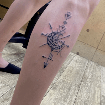足に「月」のジオメトリックタトゥー