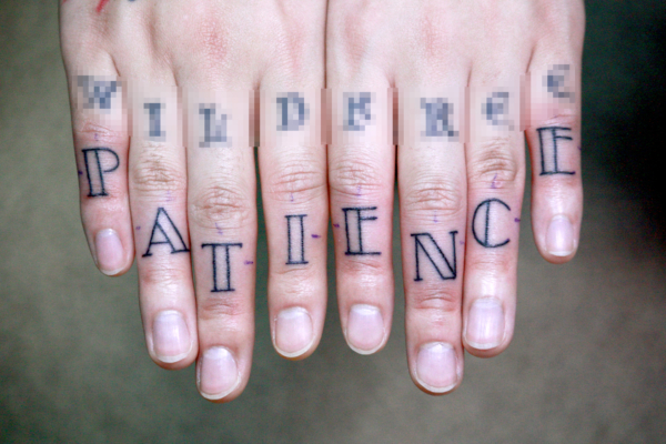 指にワードタトゥー