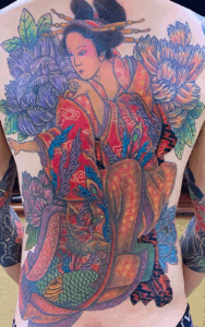 和彫り背中に「花魁と牡丹」の刺青