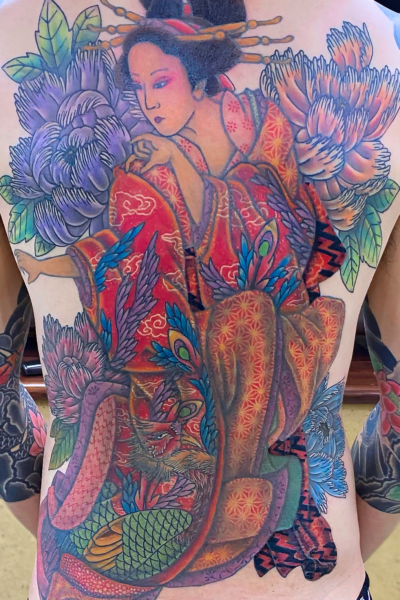 和彫り背中に「花魁と牡丹」の刺青