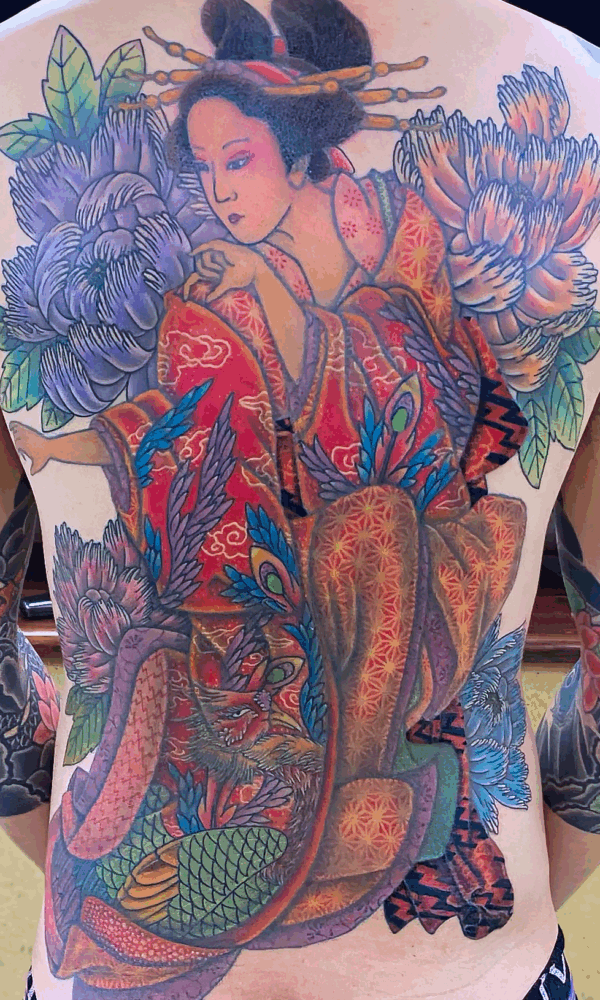 和彫り背中に「花魁と牡丹」の刺青