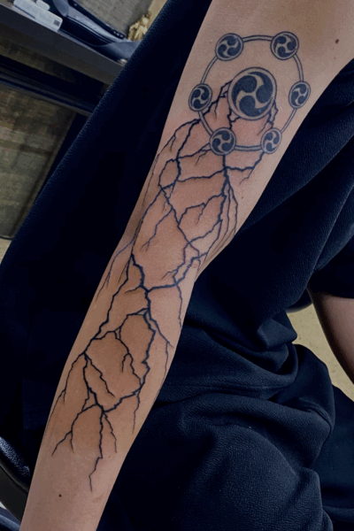 腕に「雷神太鼓に稲妻」のタトゥー