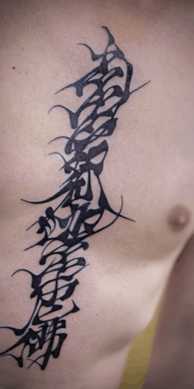 胸腹部に「漢字」のタトゥー