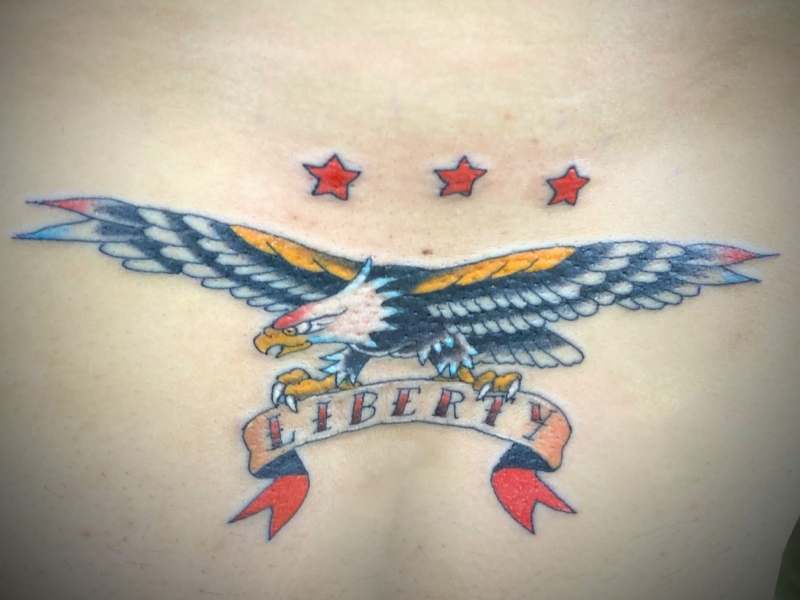 指に「文字」のタトゥー