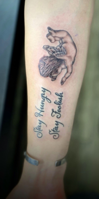 腕に「B&Gの天使」と「テキストタトゥー」