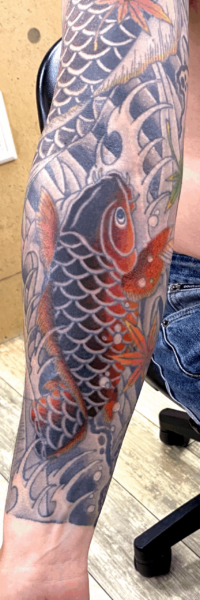 和彫り腕に「鯉」の刺青