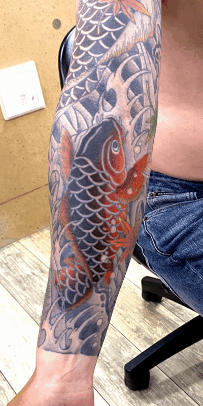 和彫り腕に「鯉」の刺青