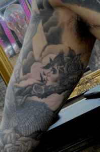 B&G 腕に「人物」のブラックアンドグレータトゥー