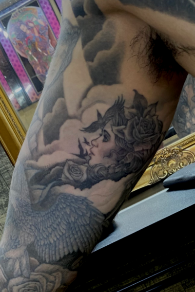 B&G 腕に「人物」のブラックアンドグレータトゥー