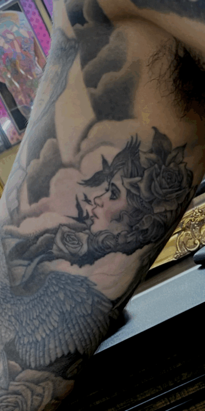 B&G 腕に「人物」のブラックアンドグレータトゥー