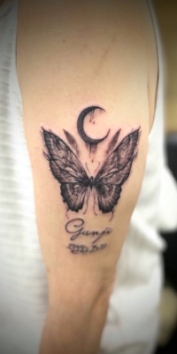 B&G 腕に「蝶と月」のタトゥー