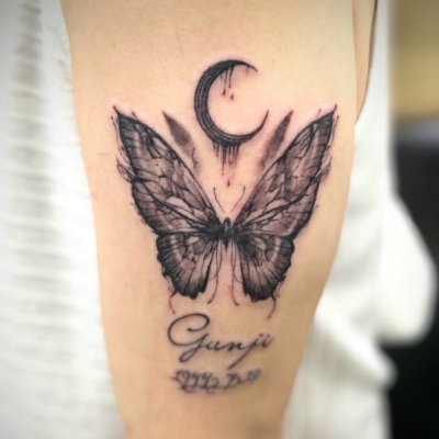 B&G 腕に「蝶と月」のタトゥー
