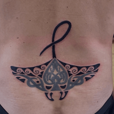 腰に「マンタ」のトライバルタトゥー