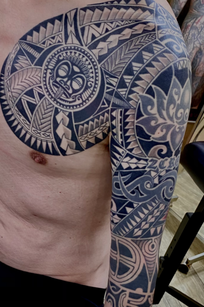 腕胸に「トライバル」の刺青
