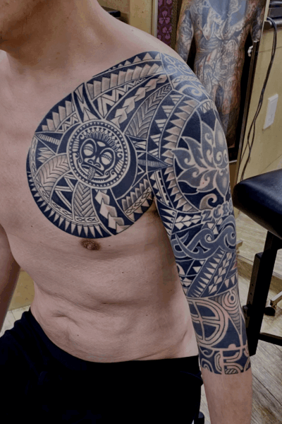 腕胸にトライバルタトゥー