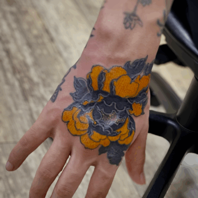 和彫り手の甲に「牡丹」の刺青