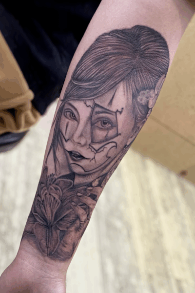 B&G 腕に「人物と百合」のブラックアンドグレータトゥー