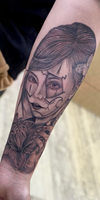 B&G 腕に「人物と百合」のブラックアンドグレータトゥー