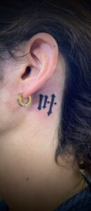 首に「漢字」のタトゥー