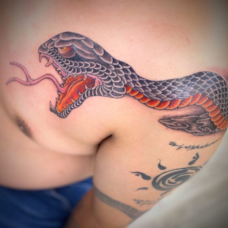 和彫り胸に「蛇」の刺青