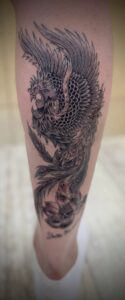 和彫り足に「鳳凰」の刺青