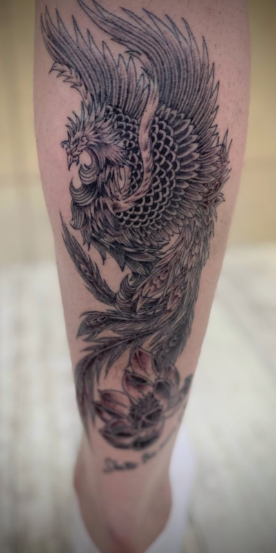 和彫り足に「鳳凰」の刺青