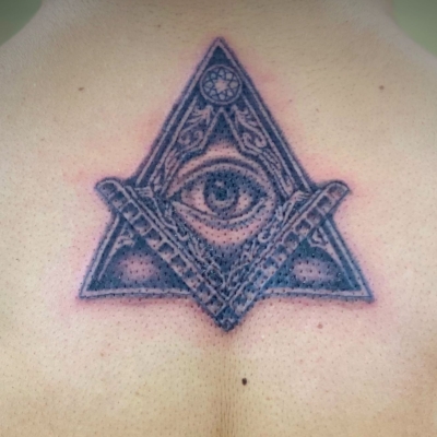 B&G 首下に「プロビデンスの目」のタトゥー