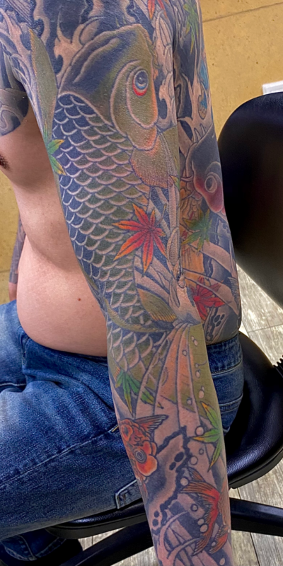 和彫り腕胸に「鯉」の刺青