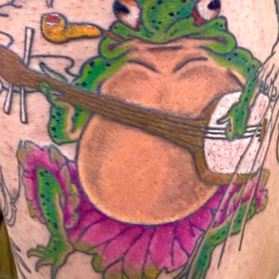 和彫り腿に「三味線を弾いている蛙」の刺青