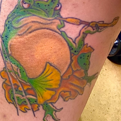 和彫り腿に「煙管を吸う蛙」の刺青