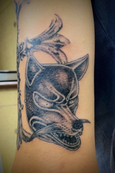 和彫り腕に「狐面」の刺青