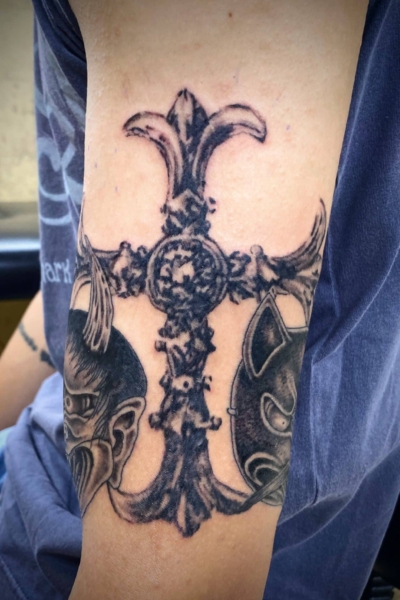 B&G 腕に「十字架と面」のタトゥー