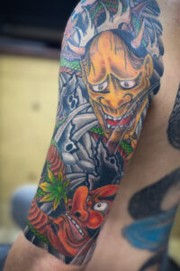和彫り腕に「般若と天狗」の刺青