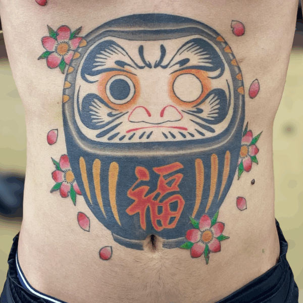 和彫り腹に「達磨と桜」の刺青