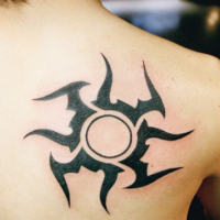 背中に太陽のトライバルタトゥー