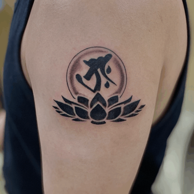 腕に「蓮と梵字」のタトゥー